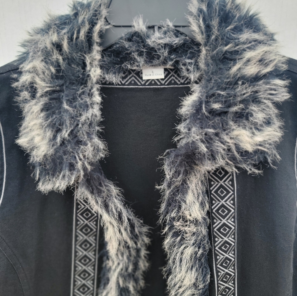 Women's Black Faux Fur Trim Vest - Picture 3 of 8